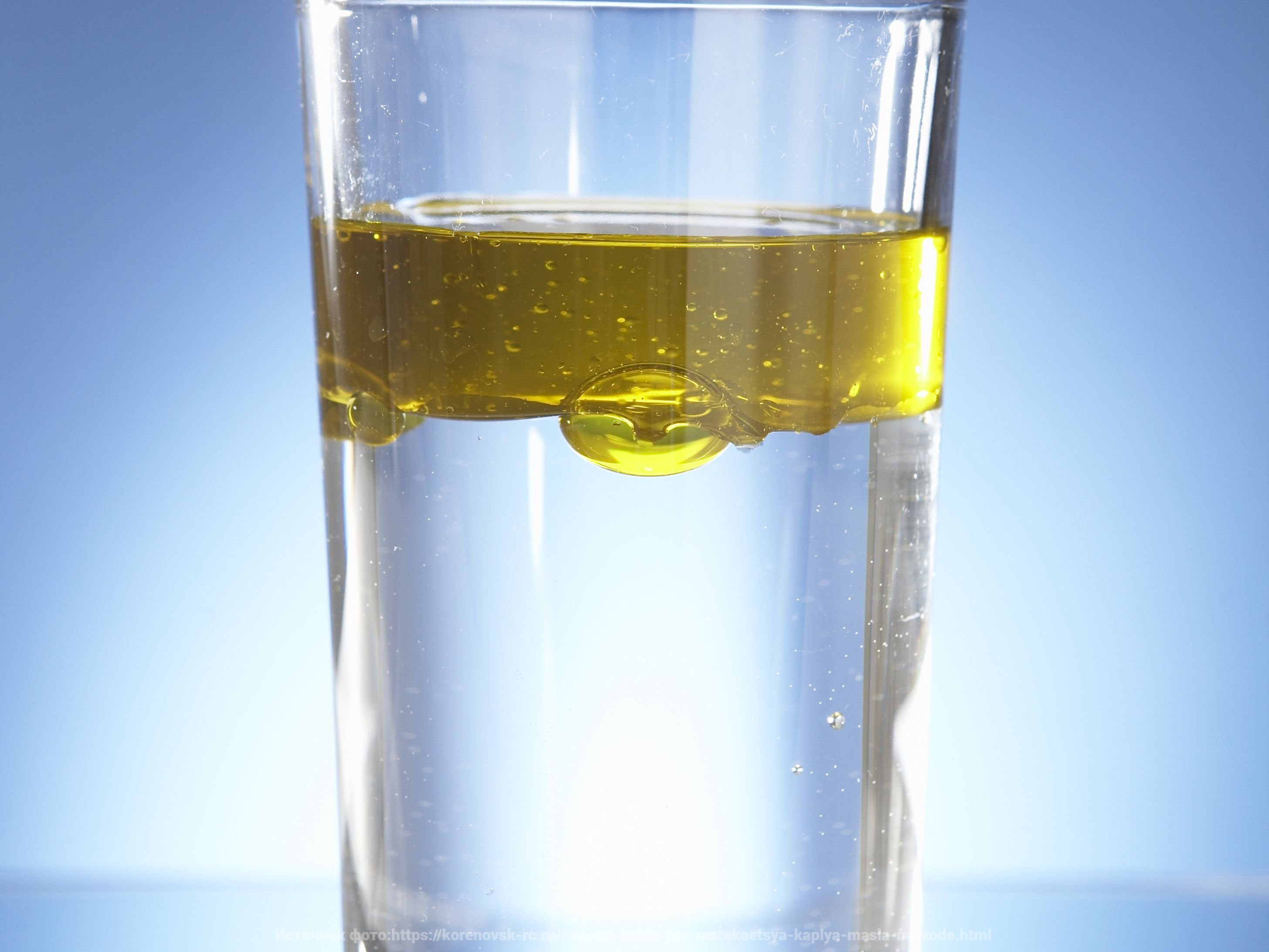 Запивать масло водой. Масло в воде. Растительное масло в воде. Стакан воды. Масло и вода в стакане.